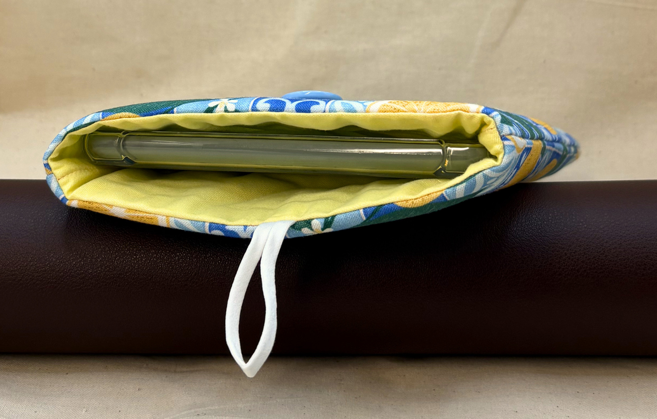 Voulez Vous Padded Soft E-Reader Sleeve